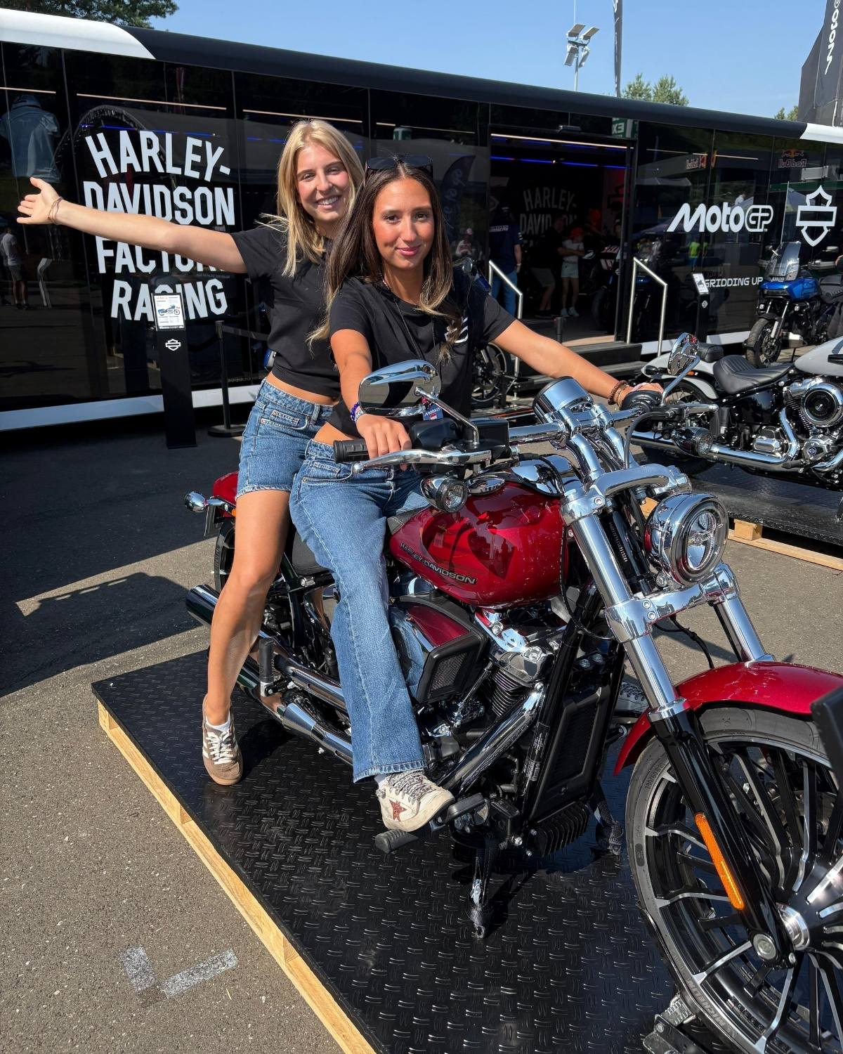 UNIKAT Hostessen bei der Standbetreuung im Fan Village der MotoGP in Spielberg